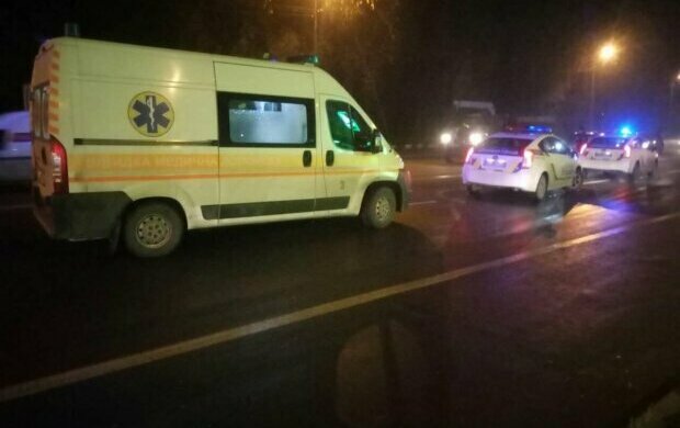 По центру Дніпра бігав неадекват без одягу, відео: «намагався увійти в дзеркало»