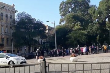 ЧП в одесской школе, детей срочно вывели на улицу: кадры происходящего