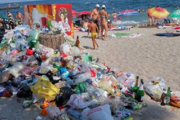 Отдыхающие превратили знаменитый пляж Одессы в свалку: кадры безобразия