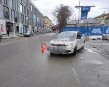 Водій протаранив людей у центрі Дніпра: кадри з місця НП