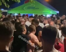 Массовую драку устроили в Одессе, видео: "Зачинщики были пьяны"