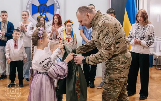 Від маленьких читачів – великому генералу: діти вишили Голові СБУ унікальну сорочку-оберіг