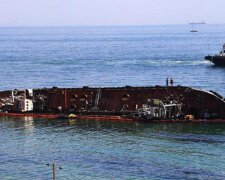 Нова біда спіткала танкер "Делфі" в Одесі, відео: "доведеться перенести роботи на весну"