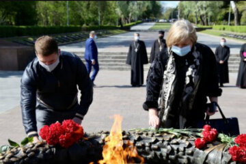 Українцям розповіли, що буде з вихідним на 9 травня: "Можна зробити 8-го, а можна ..."