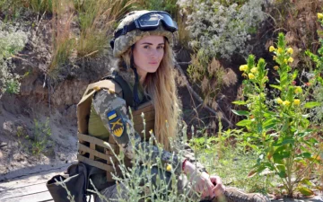 "Я роблю те, що повинна": українка проміняла життя в Парижі на окопи Донбасу