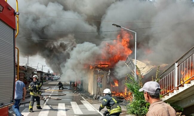 Масштабный пожар разгорелся на рынке под Киевом, спасатели сделали все возможное: видео с места ЧП