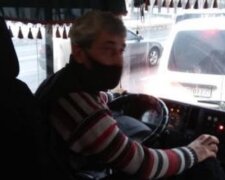 В Киеве водитель маршрутки отказался везти дедушку с двумя детьми: "Или плати, или выходи"
