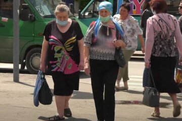 пенсионеры в масках, пенсии, остановка, маршруки, пенсионерки, бабушки