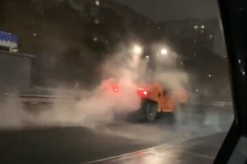 Снег не помеха: в Киеве коммунальщики чинят дорогу несмотря на плохую погоду, видео