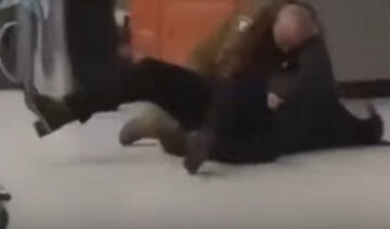"Викликайте поліцію!": жінка без маски влаштувала жорстку бійку в супермаркеті