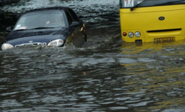 Київ пішов під воду, автомобілі "плавають": кадри лиха