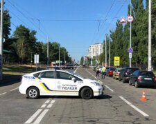 У Києві перекривають дороги, є загроза вибуху: перші кадри з місця подій