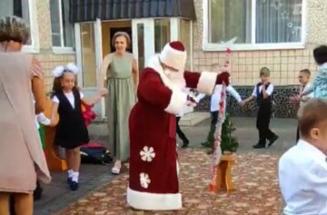 В Кривом Роге школьников с 1 сентября поздравил Дед Мороз, кадры: "Очистились после карантина"