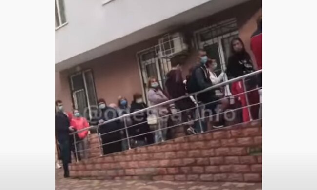 Вагітні, без масок і не дотримуючись дистанції: як одесити прийшли перевірятися на вірус, відео