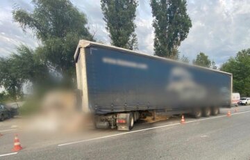 грузовик врезался в блокпост в Киевской области