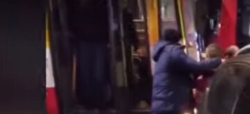 В Одесі водії тролейбусів побилися на очах у пасажирів: відео божевілля