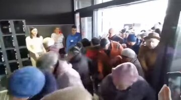 Українці влаштували штурм супермаркету заради подарунків, мало не задавивши пенсіонерку: кадри божевілля