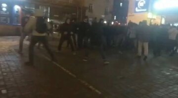 Вулична бійка закінчилася різаниною і побиттям поліції: фото і деталі інциденту