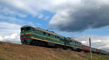 Поїзд злетів з рейок і загорівся в Одесі: з'явилося відео з місця аварії