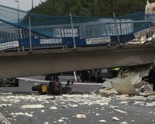В Англії впав пішохідний міст (фото)