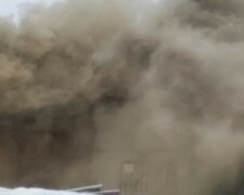 В Киеве вспыхнул серьезный пожар, кадры с места: "столб дыма виден издалека"