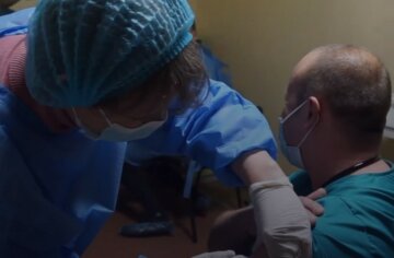 Вакцинация от коронавируса в Украине: как себя чувствуют первые привитые