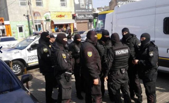 В Одесі поліція кинулася на пошук порушників на ринках: що шукають перед святами, кадри
