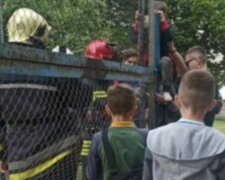 Дитина потрапила в пастку на Харківщині, рятувальники кинулися на допомогу: фото з місця