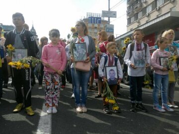 Дети с фотографиями убитых АТОшников прошлись по центру Киева (фото)