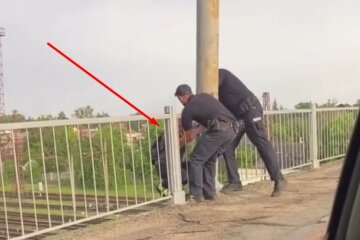 Харків'янка намагалася стрибнути з мосту на очах у людей, з'явилося відео: злетілася поліція