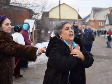 Атака на табір ромів в Тернополі: жінка плакала, тримаючи за руку дитину, а навколо палахкотів вогонь