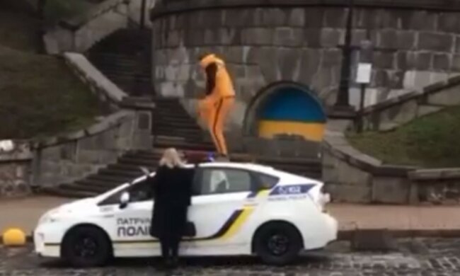 Неадекват в Києві влаштував шоу на поліцейській машині і поплатився: кадри покарання