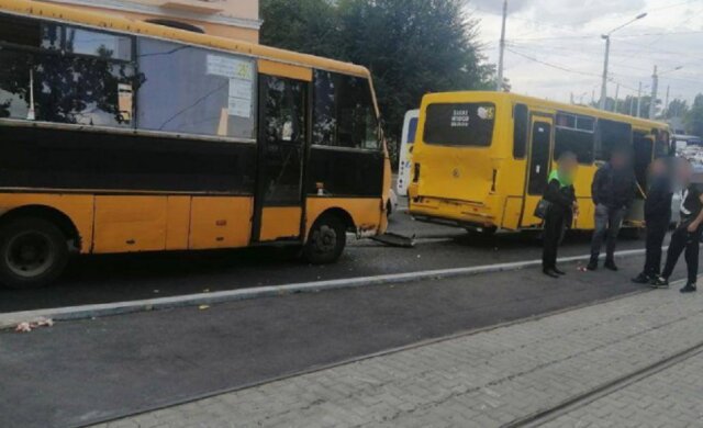 В Одессе столкнулись маршрутки с пассажирами, пострадавших развозят скорые: кадры аварии