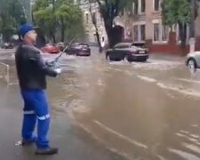 Після зливи одесити влаштували риболовлю на затоплених вулицях: оприлюднене відео