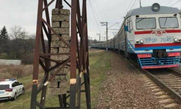 Нещастя з чоловіком сталося на залізниці під Харковом, фото: "йшов у навушниках і з тачкою"