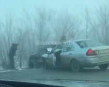 Погода наробила біди на дорогах Одещини: відео масових аварій розлетілося по мережі