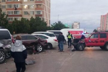 Взял у мамы без разрешения: подросток на джипе устроил масштабное ДТП под Одессой, видео
