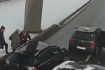 У Києві водії влаштували побоїще прямо на мосту: бійка потрапила на відео