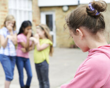 Тримає в страху всю школу: кривдниця хворої дівчинки в Дніпрі може уникнути покарання