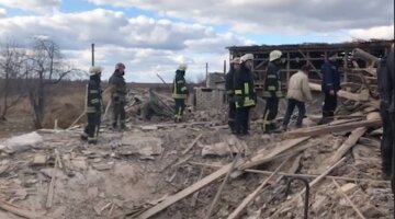 Окупанти розбомбили житловий будинок під Києвом, кадри трагедії: "всередині було 6 осіб"