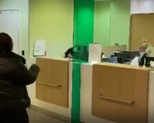 В России опозорились нелепым видео с сотрудницей банка: "Бросила деньги на пол и..."