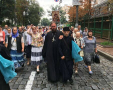 Російський триколор у центрі Києва: учасники хресної ходи гучно оскандалилися, українці обурені