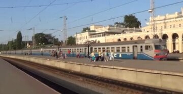 "Укрзализныця" посадила пассажиров в вагон с тараканами: видео из поезда Одесса-Харьков