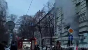 В центре Киева вспыхнула многоэтажка: детали и кадры с места ЧП