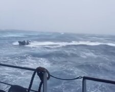 Трагедія в Чорному морі, перекинувся човен з людьми: є жертви