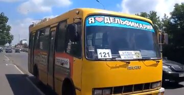 Одесская маршрутка развалилась на ходу, задев авто: "ехал по встречке"