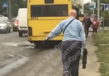 "Лучшему транспорту - быть": автобус едва не развалился на части в Киеве, видео