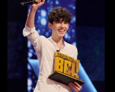 Юного победителя "Співають всі" заметил в толпе известный певец и позвал на сцену: неожиданное видео