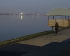 "Може він риб підгодовував?": річка Дніпро потопає у смітті, чоловіка спіймали на гарячому