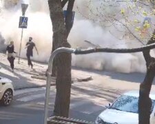 Обвалення будинку в центрі Одеси потрапило на відео: люди рятувалися втечею